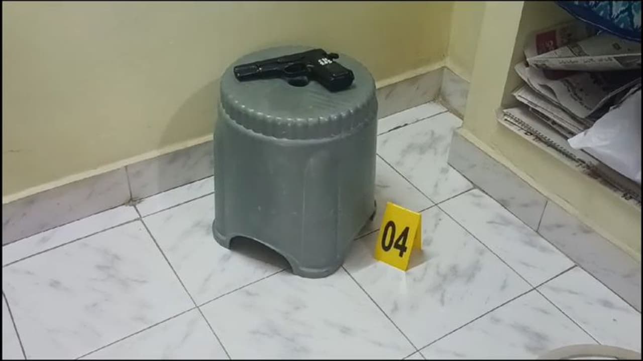 மனைவி, 2 மகள்களை துப்பாக்கியால் சுட்டு கொன்றுவிட்டு தலைமை காவலர் தற்கொலை; ஆந்திராவில் பரபரப்பு