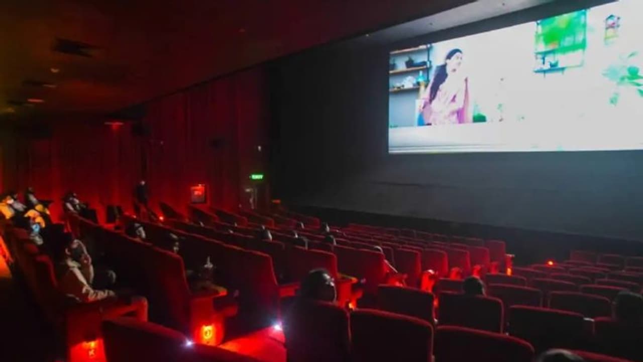 സിനിമകളുടെ റിലീസ് ദിനത്തിലെ നെഗറ്റീവ് റിവ്യൂസ് നിയന്ത്രിക്കണമെന്ന ആവശ്യത്തില്‍ ഹൈക്കോടതി ഇടപെടല്‍