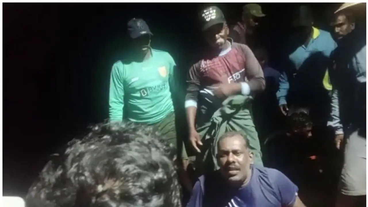 മുനമ്പത്തിനടുത്ത് ഫൈബർ വള്ളം മുങ്ങി; കടലില് വീണ നാല് പേരെ കാണാതായി മുനമ്പത്തിനടുത്ത് ഫൈബർ വള്ളം മുങ്ങി; കടലില് വീണ നാല് പേരെ കാണാതായി