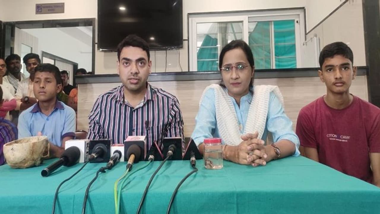 ಬಾಗಲಕೋಟೆ: ಅಪಾಯಕಾರಿ ಟ್ಯೂಮರ್ ಗಡ್ಡೆ ಯಶಸ್ವಿ ಶಸ್ತ್ರಚಿಕಿತ್ಸೆ, ಮಕ್ಕಳಿಗೆ ಪುನರ್ಜನ್ಮ ನೀಡಿದ ವೈದ್ಯರು..! ಬಾಗಲಕೋಟೆ: ಅಪಾಯಕಾರಿ ಟ್ಯೂಮರ್ ಗಡ್ಡೆ ಯಶಸ್ವಿ ಶಸ್ತ್ರಚಿಕಿತ್ಸೆ, ಮಕ್ಕಳಿಗೆ ಪುನರ್ಜನ್ಮ ನೀಡಿದ ವೈದ್ಯರು..!