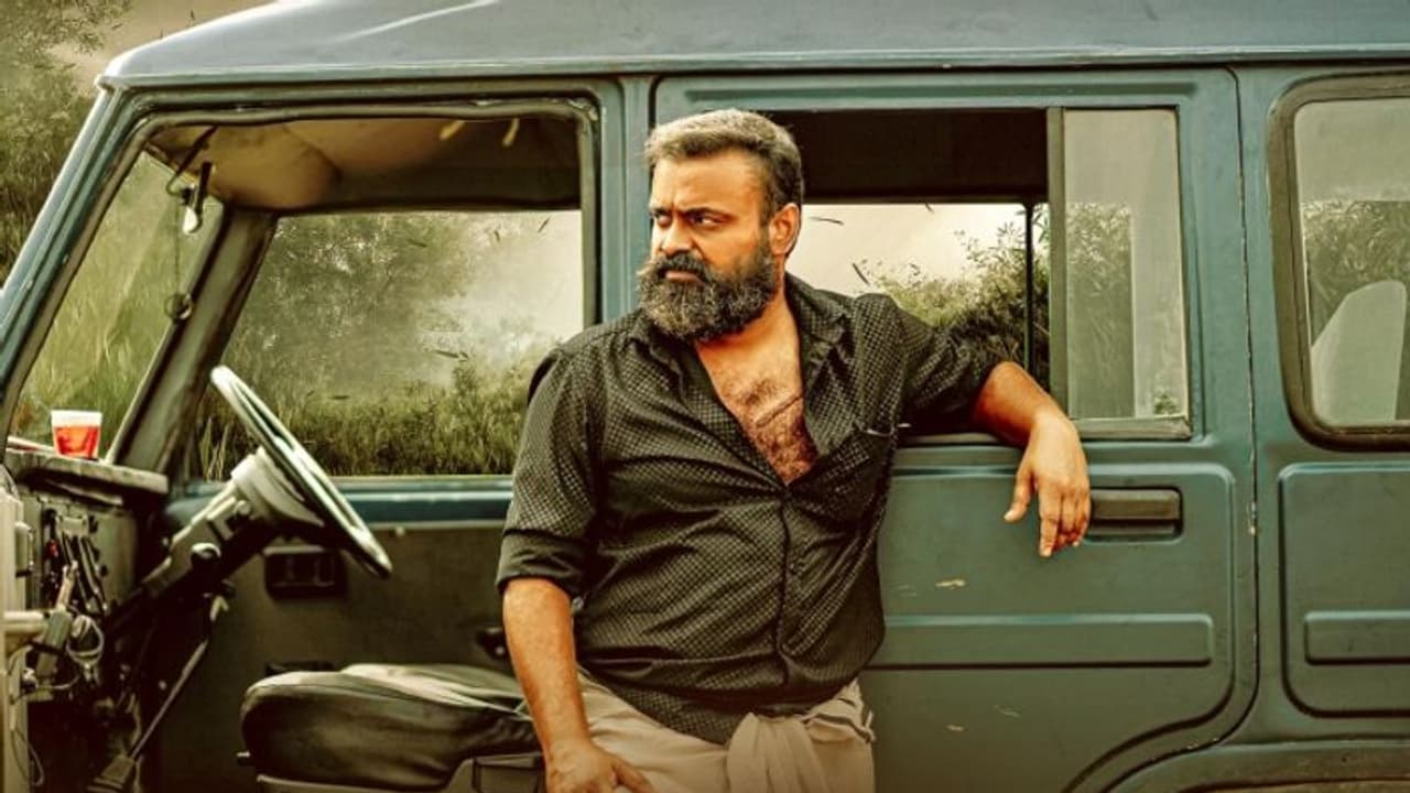 മുൻചിത്രങ്ങളിൽ നിന്നും വ്യത്യസ്‍തം, ഇമോഷണല്‍ ത്രില്ലറുമായി ടിനു പാപ്പച്ചന്‍; കൈയടി നേടി 'ചാവേർ'