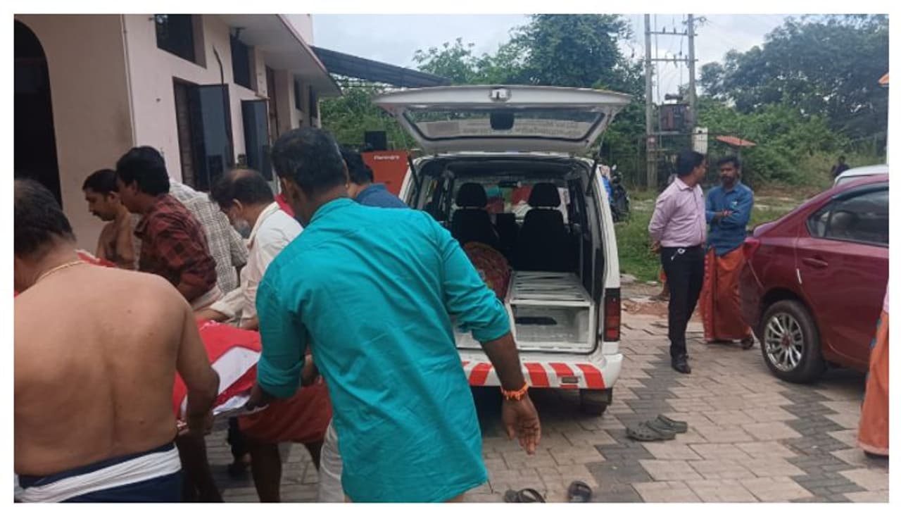 ശ്മശാന ജീവനക്കാരൻ അടിച്ച് പൂസായി, മൃതദേഹവുമായി മണിക്കൂറുകളുടെ കാത്തിരിപ്പ്, ഒടുവിൽ ആളെ എത്തിച്ച് പരിഹാരം ശ്മശാന ജീവനക്കാരൻ അടിച്ച് പൂസായി, മൃതദേഹവുമായി മണിക്കൂറുകളുടെ കാത്തിരിപ്പ്, ഒടുവിൽ ആളെ എത്തിച്ച് പരിഹാരം