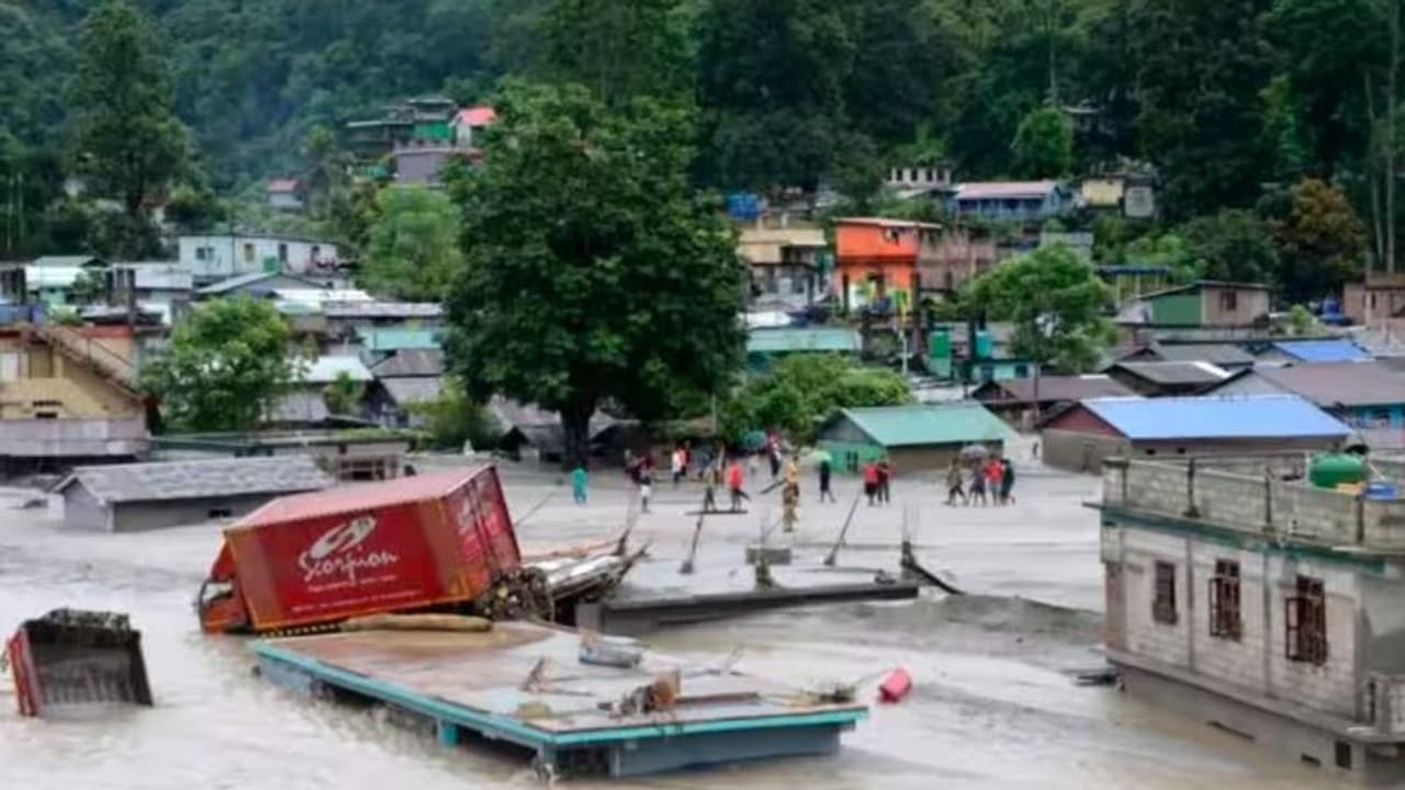 சிக்கிம் வெள்ளம்: உயிரிழப்பு 34ஆக அதிகரிப்பு! சிக்கிம் வெள்ளம்: உயிரிழப்பு 34ஆக அதிகரிப்பு!