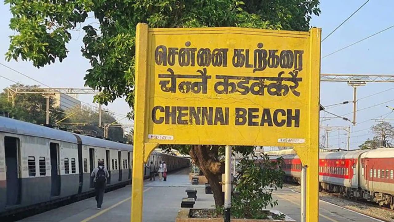 சென்னை ரயில் நிலையத்தில் மாணவனை ஓட ஓட அரிவாளால் வெட்டிய கல்லூரி மாணவர்கள்! அலறிய பயணிகள்.! நடந்தது என்ன?