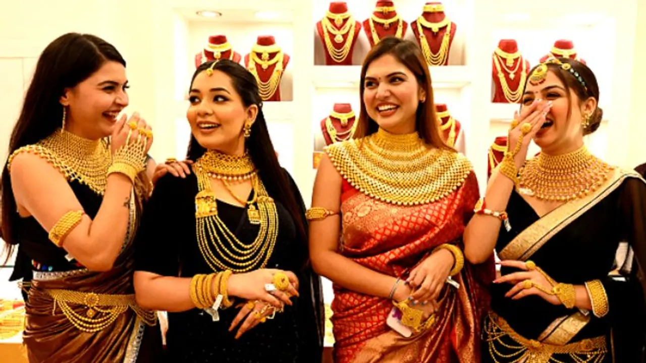 Gold Silver Price Today: ವೀಕೆಂಡ್‌ನಲ್ಲಿ ಬೆಂಗಳೂರಲ್ಲಿ ಇಳಿಕೆಯಾಯ್ತು ಬೆಳ್ಳಿ ದರ; ಚಿನ್ನದ ಬೆಲೆ ಹೀಗಿದೆ..