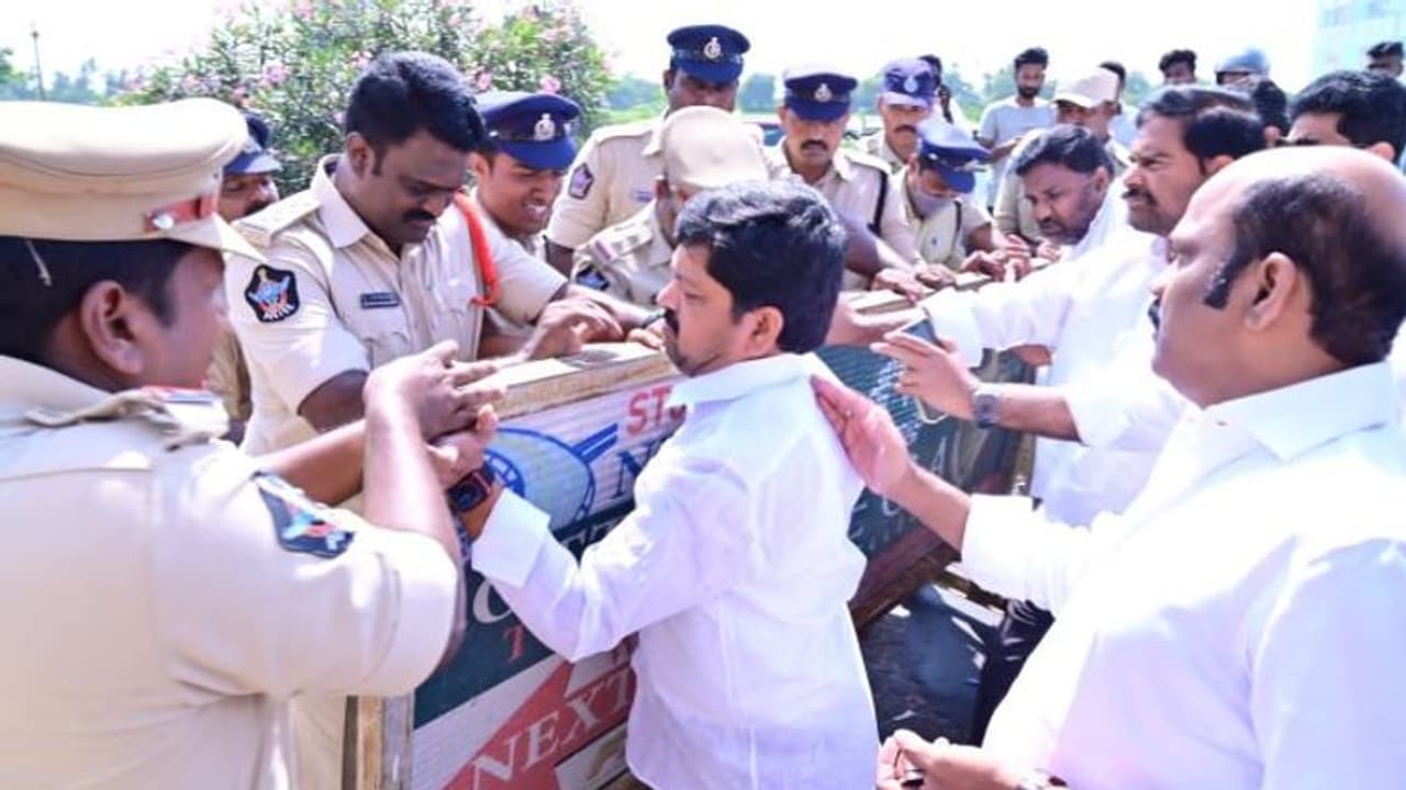 రాజమండ్రి బయలుదేరిన లోకేష్... మాజీ మంత్రులను అడ్డుకున్న పోలీసులు, తీవ్ర ఉద్రిక్తత (వీడియో) రాజమండ్రి బయలుదేరిన లోకేష్... మాజీ మంత్రులను అడ్డుకున్న పోలీసులు, తీవ్ర ఉద్రిక్తత (వీడియో)