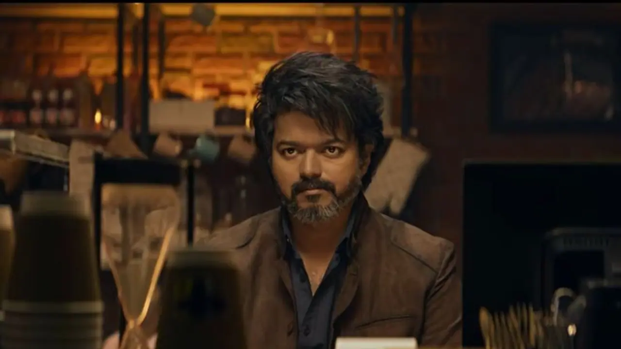 அந்த ஒரு டயலாக்கால் லியோ படத்துக்கு வந்த புது சிக்கல்... படக்குழு மீது கமிஷனர் அலுவலகத்தில் பரபரப்பு புகார் அந்த ஒரு டயலாக்கால் லியோ படத்துக்கு வந்த புது சிக்கல்... படக்குழு மீது கமிஷனர் அலுவலகத்தில் பரபரப்பு புகார்