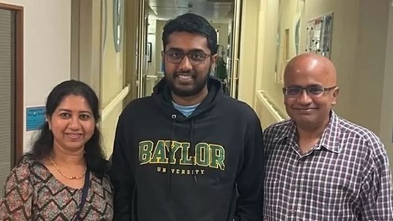 ಒಂದೇ ದಿನ ಆರು ಬಾರಿ ಹೃದಯಾಘಾತವಾದ ವಿದ್ಯಾರ್ಥಿಯ ಬದುಕಿಸಿದ ವೈದ್ಯರು ಒಂದೇ ದಿನ ಆರು ಬಾರಿ ಹೃದಯಾಘಾತವಾದ ವಿದ್ಯಾರ್ಥಿಯ ಬದುಕಿಸಿದ ವೈದ್ಯರು