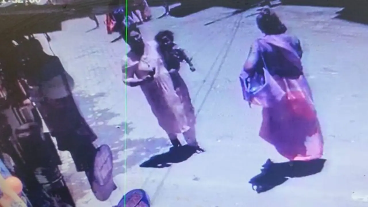 பெற்றோரிடம் நைசாக பேசி ஒன்றரை வயது குழந்தை கடத்தல்; திருச்செந்தூர் கோவில் வளாகத்தில் பரபரப்பு