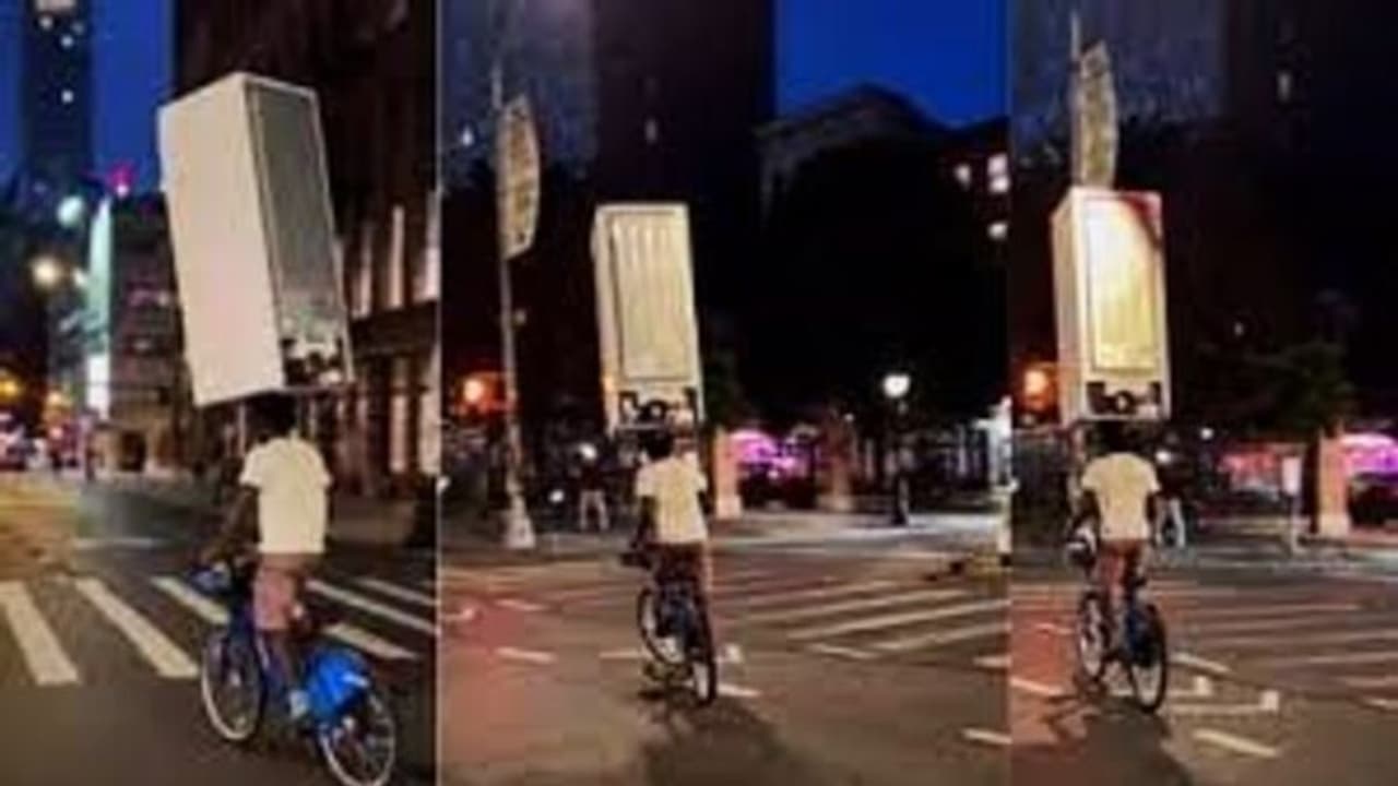 யப்பா இது தலையா இல்ல வேற.. தலையில் ஃப்ரிட்ஜை வைத்து சைக்கிள் ஓட்டும் இளைஞர்.. வீடியோ வைரல்..!! யப்பா இது தலையா இல்ல வேற.. தலையில் ஃப்ரிட்ஜை வைத்து சைக்கிள் ஓட்டும் இளைஞர்.. வீடியோ வைரல்..!!