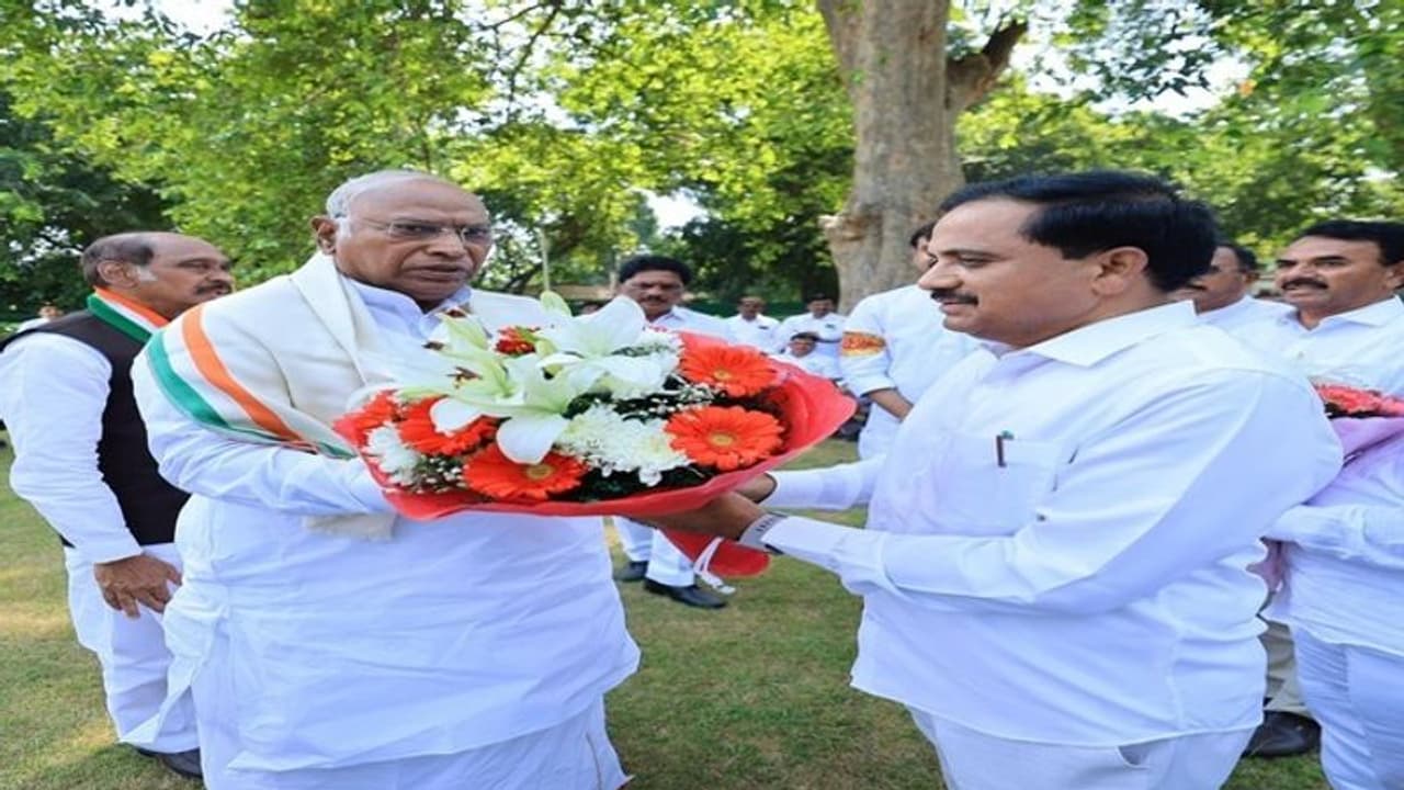 కాంగ్రెస్లో చేరిన ఎమ్మెల్సీ కసిరెడ్డి నారాయణ రెడ్డి: అనర్హత వేటేయాలని బీఆర్ఎస్ ప్లాన్ కాంగ్రెస్లో చేరిన ఎమ్మెల్సీ కసిరెడ్డి నారాయణ రెడ్డి: అనర్హత వేటేయాలని బీఆర్ఎస్ ప్లాన్