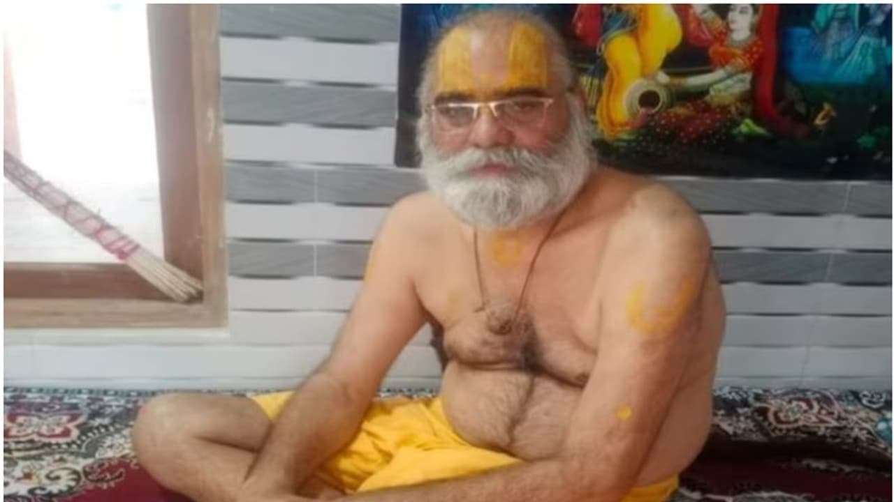 ക്ഷേത്രത്തിൽ ഭക്തരെ പോലെ പൊലീസ്; മാലയിട്ട് വണങ്ങി 'സന്യാസി'യുടെ ചെവിയിൽ കാര്യം പറഞ്ഞു, കുടുങ്ങിയതോടെ കീഴടങ്ങൽ ക്ഷേത്രത്തിൽ ഭക്തരെ പോലെ പൊലീസ്; മാലയിട്ട് വണങ്ങി 'സന്യാസി'യുടെ ചെവിയിൽ കാര്യം പറഞ്ഞു, കുടുങ്ങിയതോടെ കീഴടങ്ങൽ