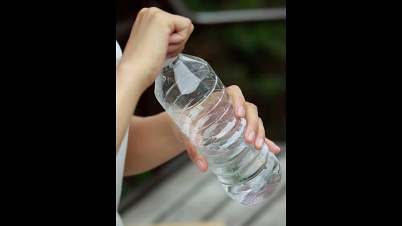 കുപ്പിവെള്ളത്തിലും പ്ലാസ്റ്റിക്; അതും ഞെട്ടിക്കുന്ന അളവില്! കണ്ടെത്തലുമായി ഗവേഷകര് കുപ്പിവെള്ളത്തിലും പ്ലാസ്റ്റിക്; അതും ഞെട്ടിക്കുന്ന അളവില്! കണ്ടെത്തലുമായി ഗവേഷകര്