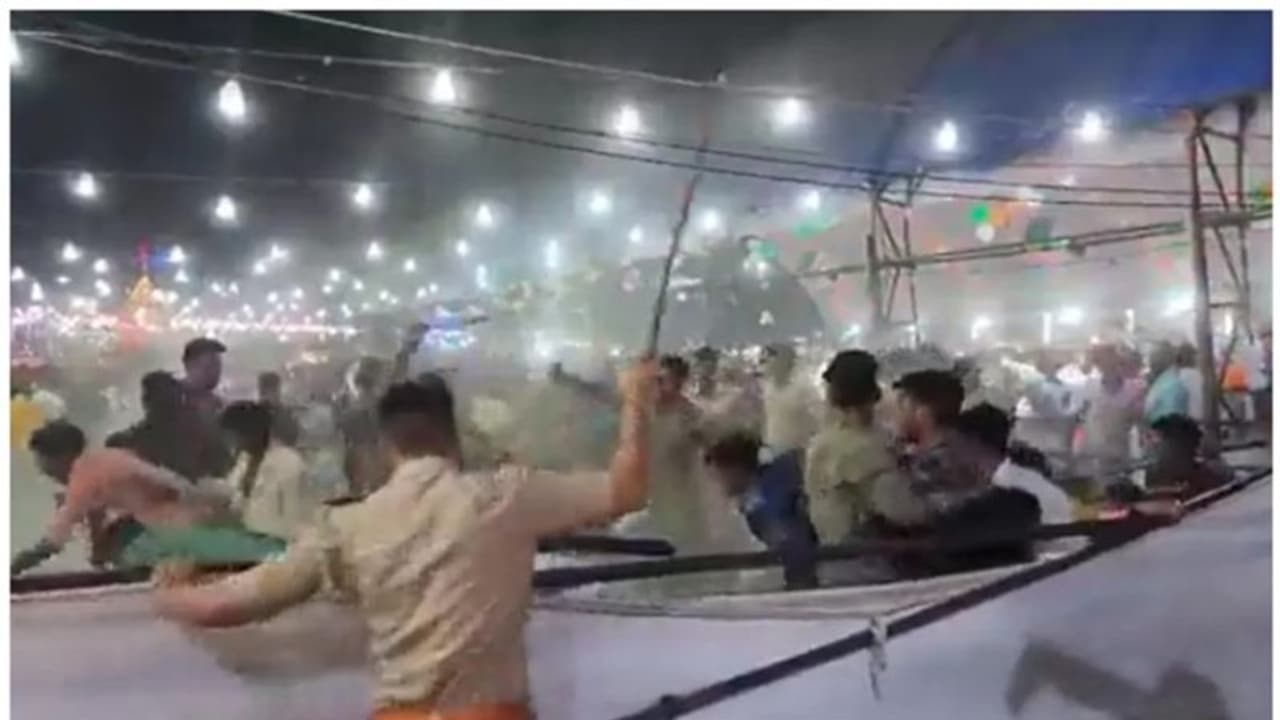 ആവേശം അതിരുവിട്ടു; നൃത്തപരിപാടി ഇടയ്ക്കുവെച്ച് നിർത്തി, കാണികളെ അടിച്ചോടിച്ച് പൊലീസ്, ഒടുവിൽ വിശദീകരണം വീഡിയോ ആവേശം അതിരുവിട്ടു; നൃത്തപരിപാടി ഇടയ്ക്കുവെച്ച് നിർത്തി, കാണികളെ അടിച്ചോടിച്ച് പൊലീസ്, ഒടുവിൽ വിശദീകരണം വീഡിയോ