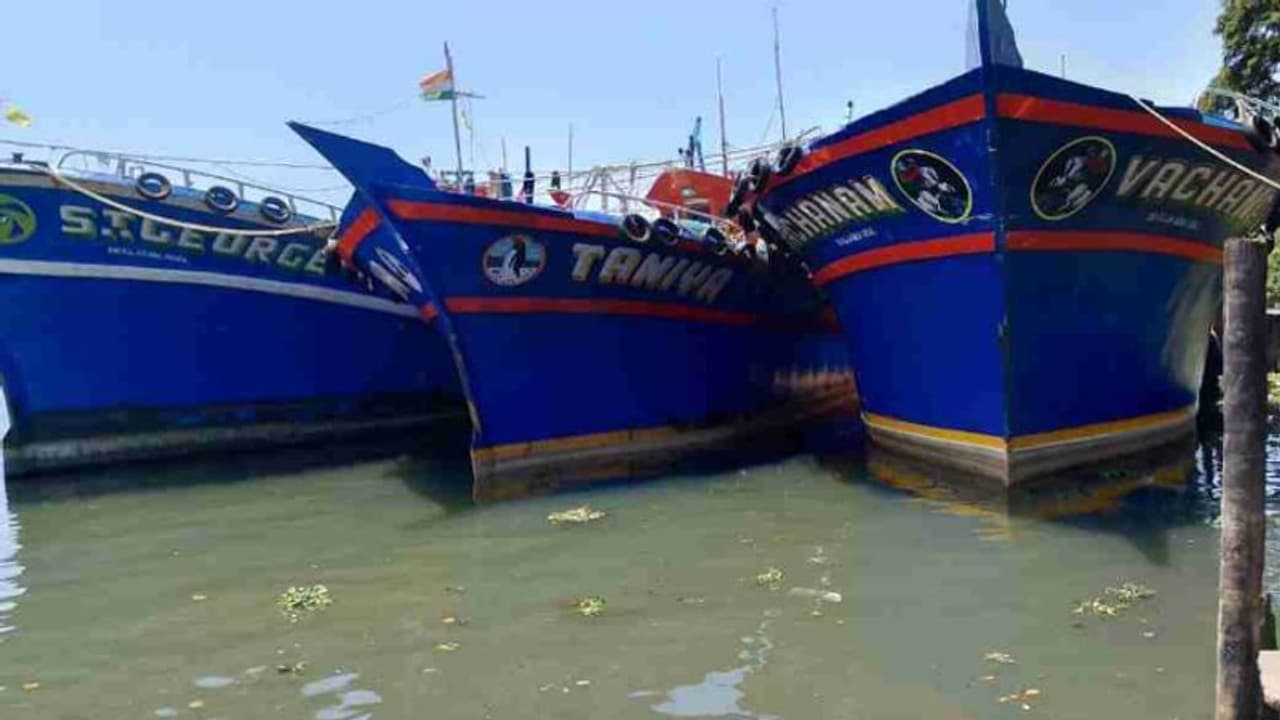  12 വാട്ട് ലൈറ്റിന് പകരം 3255 വാട്ട്; മത്സ്യബന്ധന ബോട്ടുകള്‍ പിടികൂടി, 10 ലക്ഷം പിഴ