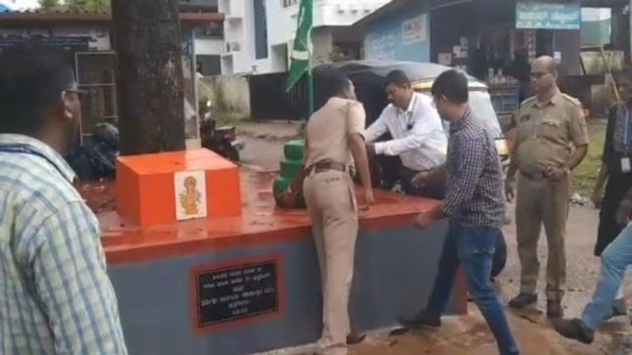 Mangaluru's viral incident: Inspector removes green flag at Ganapati Katte; prevents potential riot WATCH Mangaluru's viral incident: Inspector removes green flag at Ganapati Katte; prevents potential riot WATCH