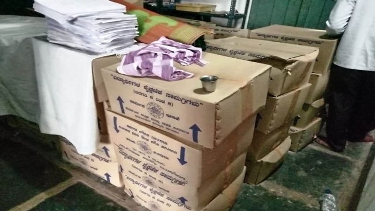 ಕಿಟ್ ಬಚ್ಚಿಟ್ಟುಕೊಂಡ ಕಾರ್ಮಿಕ ಇಲಾಖೆ: ಮಕ್ಕಳಿಗೆ ಸಿಗಬೇಕಿದ್ದ ಶೈಕ್ಷಣಿಕ ಸಾಮಗ್ರಿಗಳು ಇಲಿ, ಹೆಗ್ಗಣ ಪಾಲು..! ಕಿಟ್ ಬಚ್ಚಿಟ್ಟುಕೊಂಡ ಕಾರ್ಮಿಕ ಇಲಾಖೆ: ಮಕ್ಕಳಿಗೆ ಸಿಗಬೇಕಿದ್ದ ಶೈಕ್ಷಣಿಕ ಸಾಮಗ್ರಿಗಳು ಇಲಿ, ಹೆಗ್ಗಣ ಪಾಲು..!