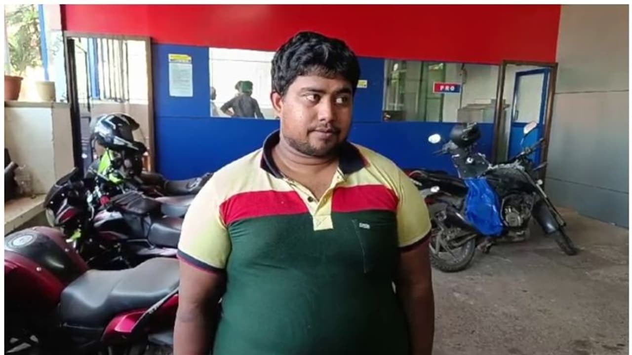 പഴയ വാഹനങ്ങള് മാത്രം മോഷ്ടിക്കുന്ന കള്ളൻ, സ്കൂട്ടർ മോഷ്ടിച്ച് മുങ്ങി; ജയിലിൽ നിന്ന് 'പൊക്കി' പൊലീസ് പഴയ വാഹനങ്ങള് മാത്രം മോഷ്ടിക്കുന്ന കള്ളൻ, സ്കൂട്ടർ മോഷ്ടിച്ച് മുങ്ങി; ജയിലിൽ നിന്ന് 'പൊക്കി' പൊലീസ്