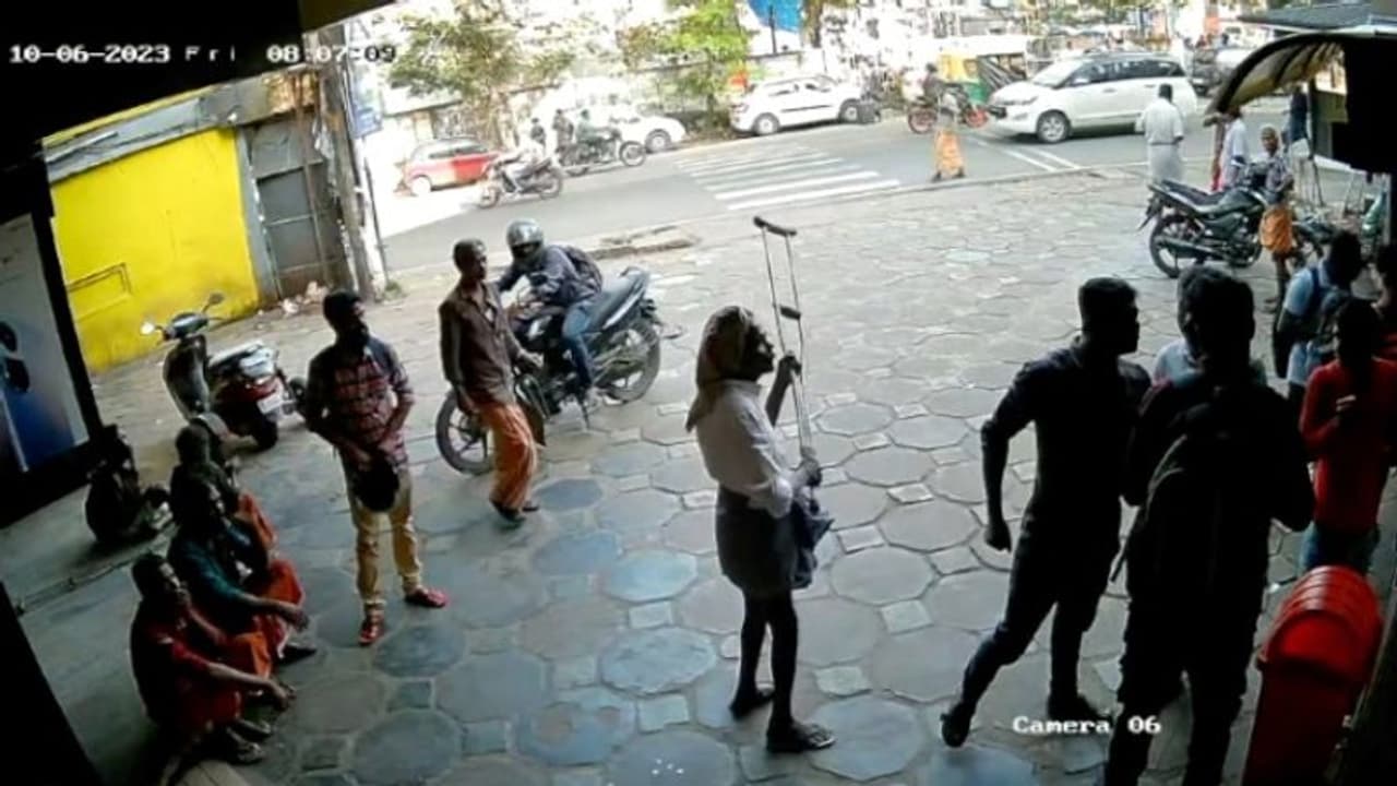 കഞ്ചാവ് വില്പനയെക്കുറിച്ച് പൊലീസില് വിവരമറിയിച്ചതിന് യുവാവിന് ക്രൂര മര്ദനം കഞ്ചാവ് വില്പനയെക്കുറിച്ച് പൊലീസില് വിവരമറിയിച്ചതിന് യുവാവിന് ക്രൂര മര്ദനം