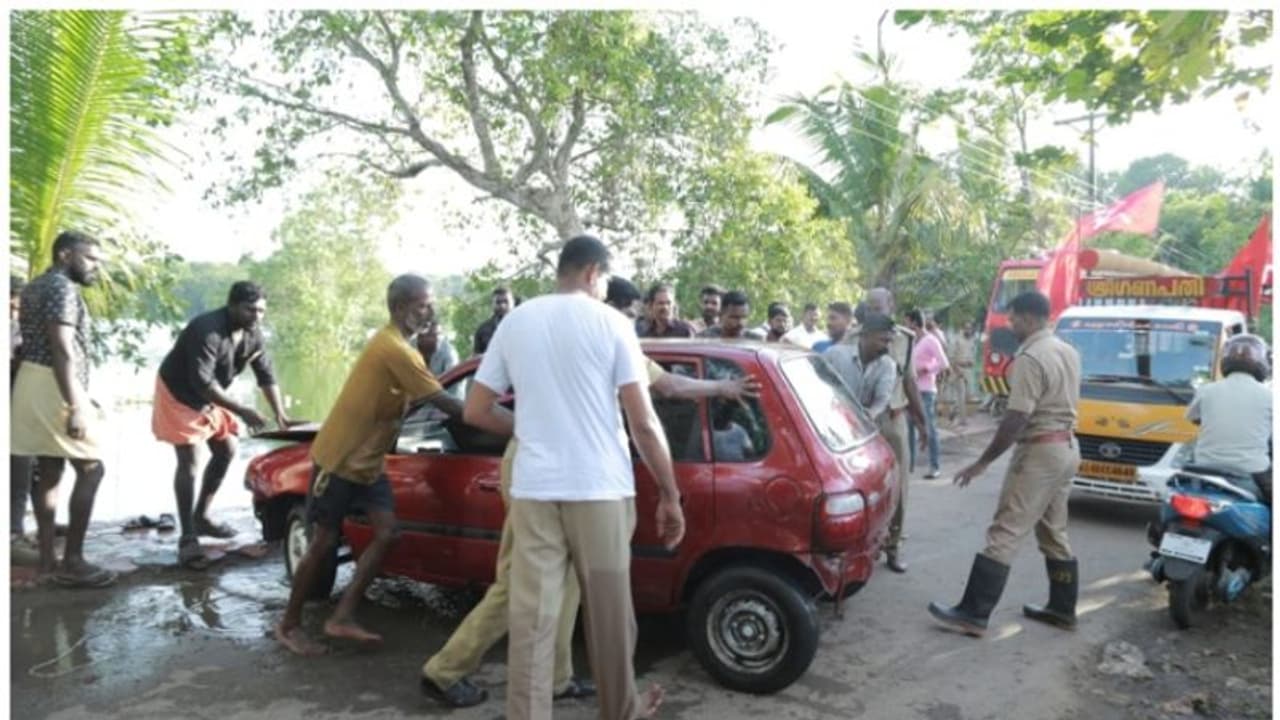 ഡോര് തുറക്കാന് കഴിഞ്ഞത് രക്ഷയായി, കായലില് പതിച്ച കാറില് നിന്ന് മൂന്ന് യുവാക്കള് അത്ഭുതകരമായി രക്ഷപ്പെട്ടു ഡോര് തുറക്കാന് കഴിഞ്ഞത് രക്ഷയായി, കായലില് പതിച്ച കാറില് നിന്ന് മൂന്ന് യുവാക്കള് അത്ഭുതകരമായി രക്ഷപ്പെട്ടു