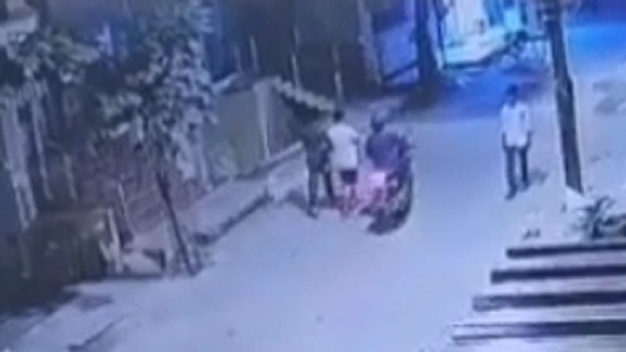 Bengaluru phone theft spree: Stay alert when using your phone in public