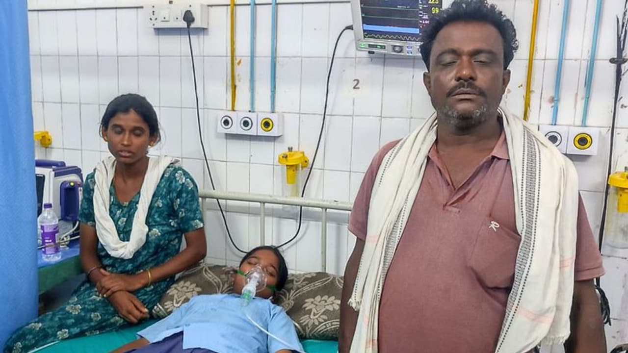 ವಿದ್ಯಾರ್ಥಿನಿಯಿಂದ ಶೌಚಾಲಯ ಕ್ಲೀನ್ ಮಾಡಿಸಿರೋ ಶಿಕ್ಷಕರು: ಆಸಿಡ್, ಬ್ಲಿಚಿಂಗ್ ವಾಸನೆಗೆ ಅಸ್ವಸ್ಥಗೊಂಡ ಬಾಲಕಿ