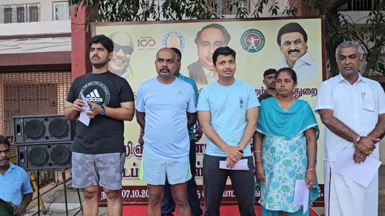 கோவையில் போட்டியாளர்களுடன் கலந்து கொண்டு ஓடிய ஆட்சியர், ஆணையாளர் கோவையில் போட்டியாளர்களுடன் கலந்து கொண்டு ஓடிய ஆட்சியர், ஆணையாளர்