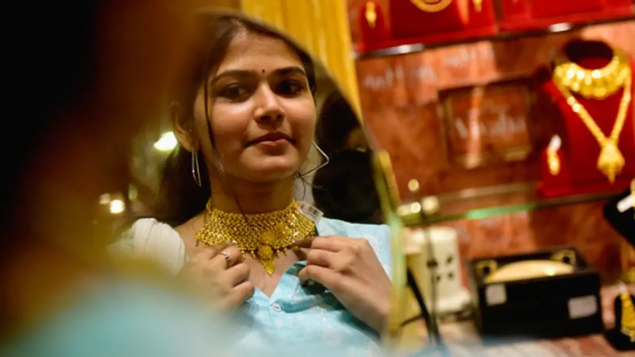 Gold Rate Today: ഡിസംബറിലെ ഏറ്റവും കുറഞ്ഞ നിരക്കിലെത്തി സ്വർണ; വിലയിടിവ് തുടരുന്നു 