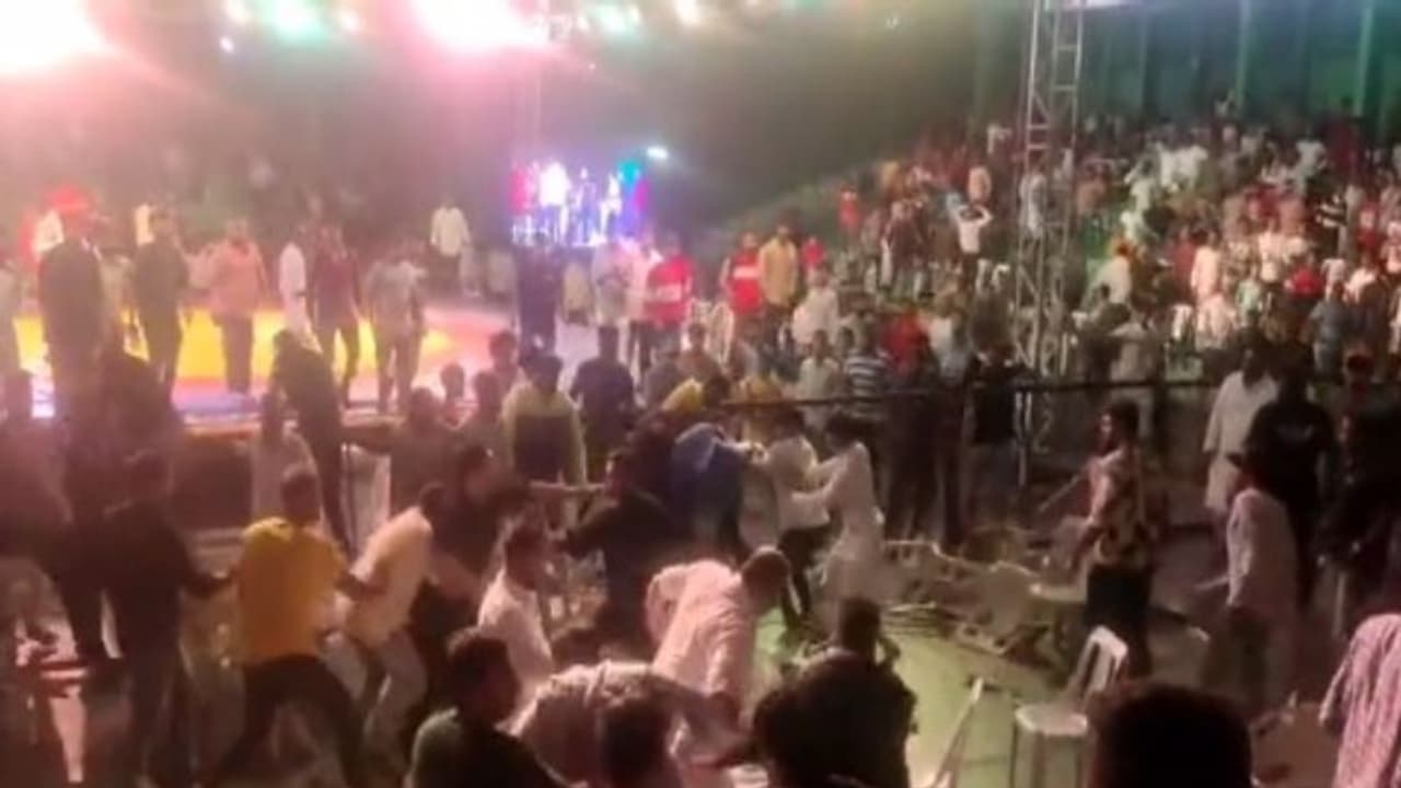 ఎల్బీ స్టేడియంలో కుస్తీ పోటీల్లో రచ్చ రచ్చ.. పహిల్వాన్ల మధ్య ఘర్షణ.. పలువురికి గాయాలు.. ఎల్బీ స్టేడియంలో కుస్తీ పోటీల్లో రచ్చ రచ్చ.. పహిల్వాన్ల మధ్య ఘర్షణ.. పలువురికి గాయాలు..