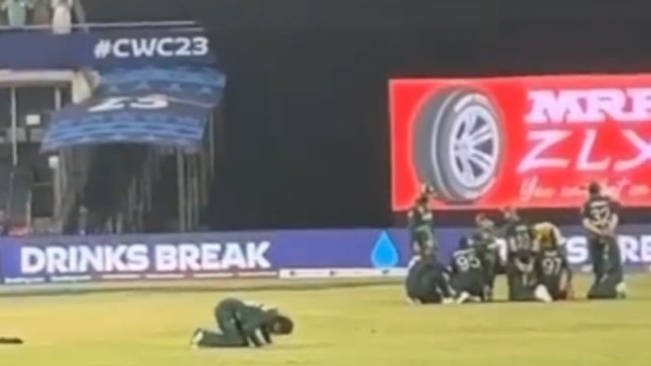 ഡ്രിങ്ക്സ് ബ്രേക്കിനിടെ ഗ്രൗണ്ടിൽ നമസ്കരിച്ച് പ്രാര്‍ഥനയിൽ മുഴുകി പാക് താരം മുഹമ്മദ് റിസ്‌വാൻ വീഡിയോ