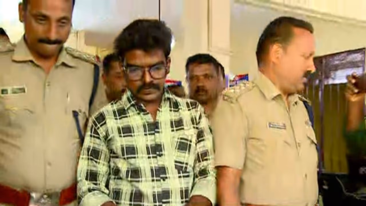 അഖിൽ സജീവിനെതിരെ പുതിയ കേസ്; കിഫ്ബിയിൽ ജോലി വാഗ്ദാനം, പത്തനംതിട്ട സ്വദേശിയിൽ നിന്ന് തട്ടിയത് 10 ലക്ഷം 