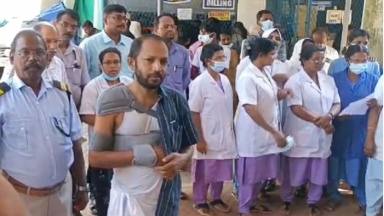 ഡോക്ടര്ക്ക് നേരെ കയ്യേറ്റ ശ്രമം, തടയുന്നതിനിടെ സെക്യൂരിറ്റി ജീവനക്കാരന് മര്ദ്ദനം, രണ്ടു പേര് പിടിയിൽ ഡോക്ടര്ക്ക് നേരെ കയ്യേറ്റ ശ്രമം, തടയുന്നതിനിടെ സെക്യൂരിറ്റി ജീവനക്കാരന് മര്ദ്ദനം, രണ്ടു പേര് പിടിയിൽ