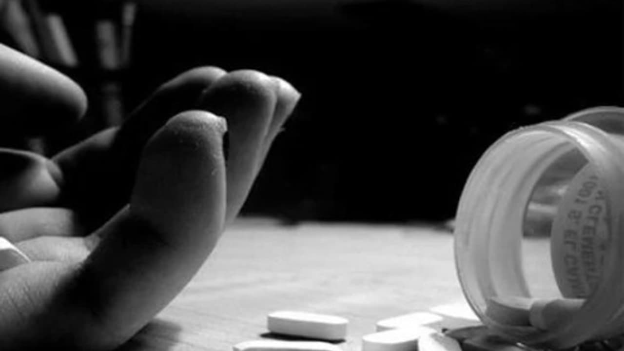 భార్య మరణ వార్త తట్టుకోలేక.. తుపాకీతో కాల్చుకున్న బీఎస్ఎఫ్ జవాన్.. భార్య మరణ వార్త తట్టుకోలేక.. తుపాకీతో కాల్చుకున్న బీఎస్ఎఫ్ జవాన్..