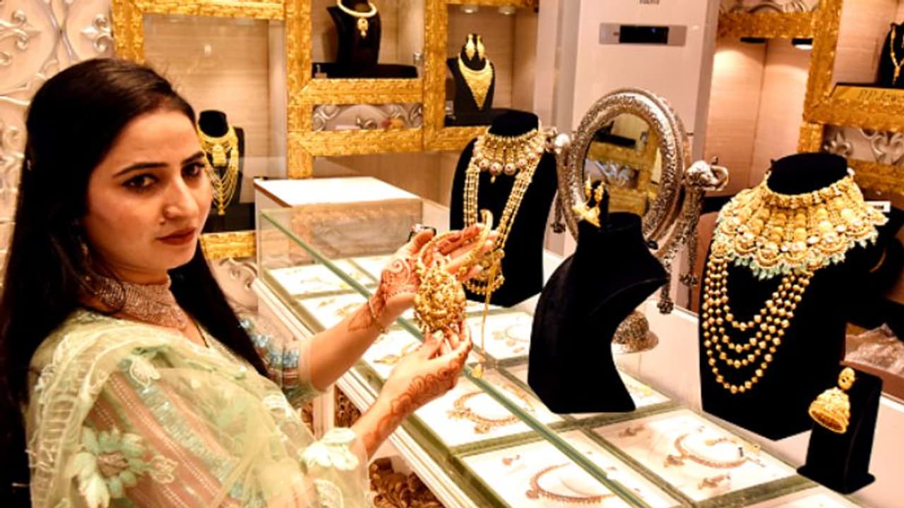 Gold price Today: ആഭരണം എടുക്കാനാണോ? രണ്ടുവട്ടം ഉയർന്ന് സ്വർണവില; നിരക്ക് ഇങ്ങനെ Gold price Today: ആഭരണം എടുക്കാനാണോ? രണ്ടുവട്ടം ഉയർന്ന് സ്വർണവില; നിരക്ക് ഇങ്ങനെ