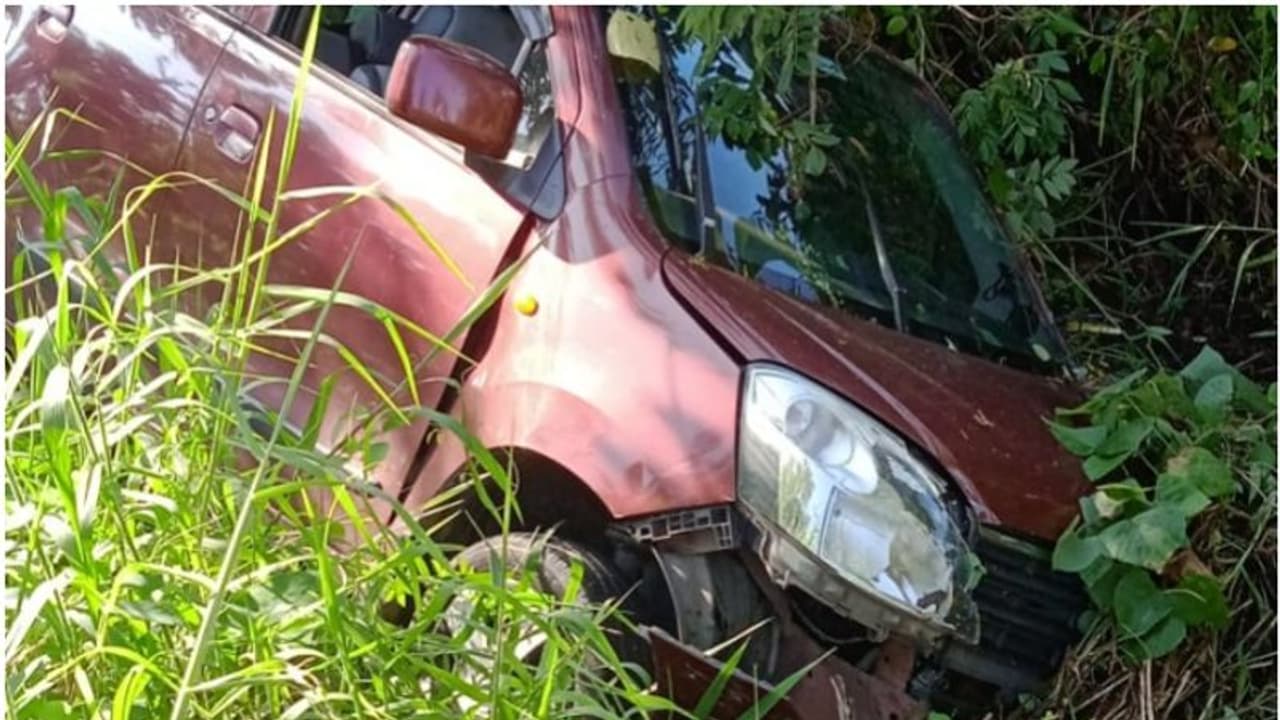 ടോറസിന് സൈഡ് കൊടുത്ത കാര്‍ കുഴിയിലേയ്ക്ക് മറിഞ്ഞു; യാത്രക്കാര്‍ രക്ഷപ്പെട്ടത് അത്ഭുതകരമായി