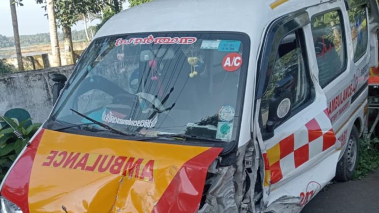 മൃതദേഹവുമായി പോയ ആംബുലൻസിന്റെ ആക്സിൽ ഒടിഞ്ഞു; ടയർ ഊരിത്തെറിച്ചു, മതിലിൽ ഇടിച്ച് മറഞ്ഞ് അപകടം മാന്നാറിൽ 