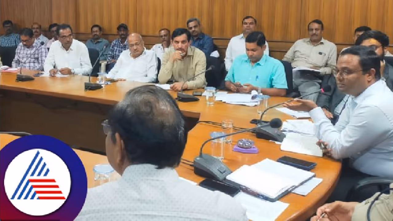 ಸಕ್ಕರೆ ಕಾರ್ಖಾನೆ ಮಾಲೀಕರು ಎಂಡಿ ಸಭೆ; ನ.1ರ ನಂತರವೇ ಕಬ್ಬು ನುರಿಸಬೇಕು ಡಿಸಿ ಸೂಚನೆ ಸಕ್ಕರೆ ಕಾರ್ಖಾನೆ ಮಾಲೀಕರು ಎಂಡಿ ಸಭೆ; ನ.1ರ ನಂತರವೇ ಕಬ್ಬು ನುರಿಸಬೇಕು ಡಿಸಿ ಸೂಚನೆ