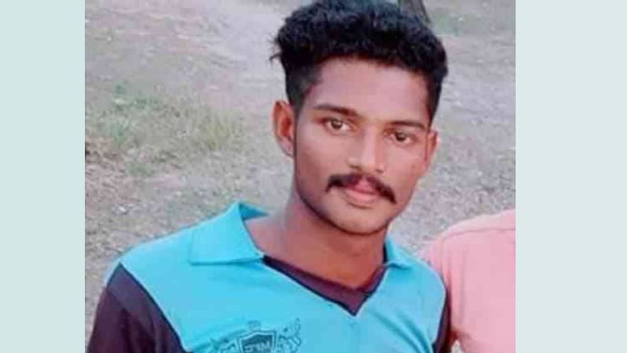 ഹരിപ്പാട് റോഡരികിൽ നിർത്തിയിട്ട ഇഷ്ടിക കയറ്റിയ ലോറിക്ക് പിന്നിൽ ബൈക്കിടിച്ച് യുവാവിന് ദാരുണാന്ത്യം ഹരിപ്പാട് റോഡരികിൽ നിർത്തിയിട്ട ഇഷ്ടിക കയറ്റിയ ലോറിക്ക് പിന്നിൽ ബൈക്കിടിച്ച് യുവാവിന് ദാരുണാന്ത്യം