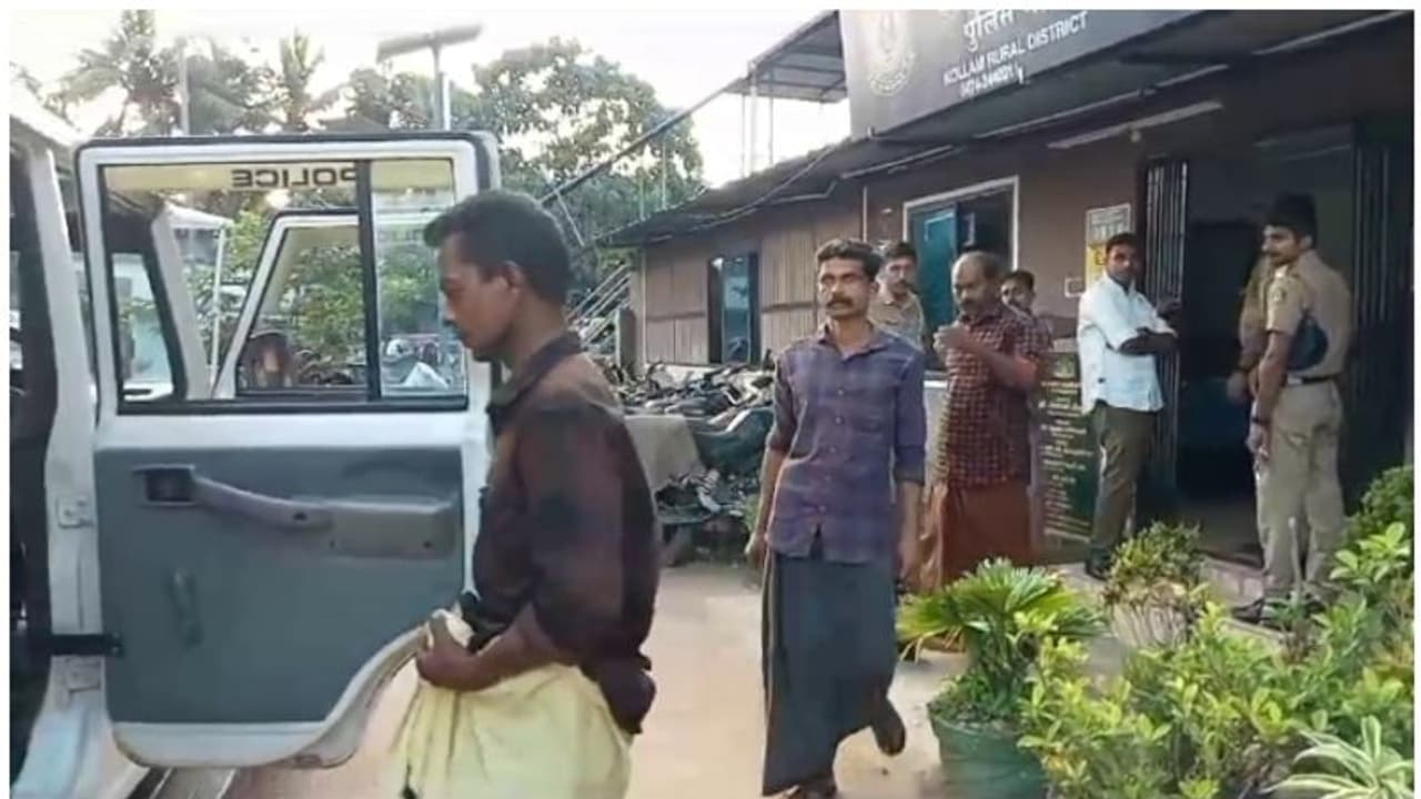 മുൻവൈരാഗ്യത്തെ തുടർന്ന് ആക്രമണം; യുവാവിനെ കൊല്ലാൻ ശ്രമിച്ച കേസിലെ പ്രതികൾ അറസ്റ്റിൽ മുൻവൈരാഗ്യത്തെ തുടർന്ന് ആക്രമണം; യുവാവിനെ കൊല്ലാൻ ശ്രമിച്ച കേസിലെ പ്രതികൾ അറസ്റ്റിൽ