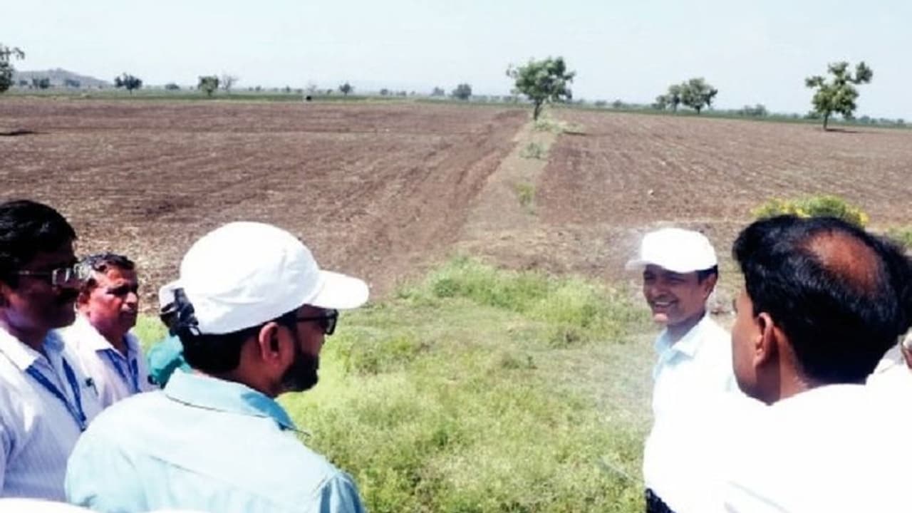 ಬಂಗಾರದಂಥ ಮೆಕ್ಕೆಜೋಳ ಬೆಳೆ ಹೋಯ್ತು: ಕೇಂದ್ರ ಬರ ಅಧ್ಯಯನ ತಂಡದ ಎದುರು ರೈತರ ಕಣ್ಣೀರು ಬಂಗಾರದಂಥ ಮೆಕ್ಕೆಜೋಳ ಬೆಳೆ ಹೋಯ್ತು: ಕೇಂದ್ರ ಬರ ಅಧ್ಯಯನ ತಂಡದ ಎದುರು ರೈತರ ಕಣ್ಣೀರು