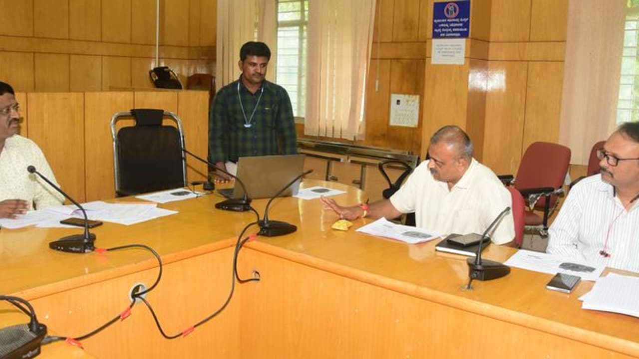 Tumakur : ಲಸಿಕೆ ನಿರಾಕರಿಸುವ ಕುಟುಂಬಗಳ ಮನವೊಲಿಸಲು ಸೂಚನೆ Tumakur : ಲಸಿಕೆ ನಿರಾಕರಿಸುವ ಕುಟುಂಬಗಳ ಮನವೊಲಿಸಲು ಸೂಚನೆ