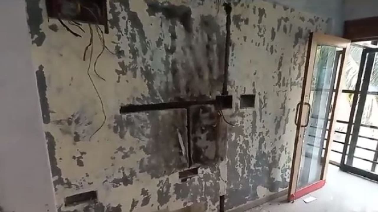 ಕೆಲಸದಿಂದ ತೆಗೆದು ಹಾಕಿದ್ದಕ್ಕೆ ಕಂಪನಿಗೆ ಪೆಟ್ರೋಲ್ ಸುರಿದು ಬೆಂಕಿ ಹಚ್ಚಿದ ಉದ್ಯೋಗಿಗಳು! ಕೆಲಸದಿಂದ ತೆಗೆದು ಹಾಕಿದ್ದಕ್ಕೆ ಕಂಪನಿಗೆ ಪೆಟ್ರೋಲ್ ಸುರಿದು ಬೆಂಕಿ ಹಚ್ಚಿದ ಉದ್ಯೋಗಿಗಳು!