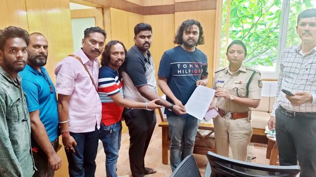 ದಸರಾದಲ್ಲಿ ಕರೋಕೆ ಹಾಡು ನಿಷೇಧಿಸಲು ಆಗ್ರಹ ದಸರಾದಲ್ಲಿ ಕರೋಕೆ ಹಾಡು ನಿಷೇಧಿಸಲು ಆಗ್ರಹ