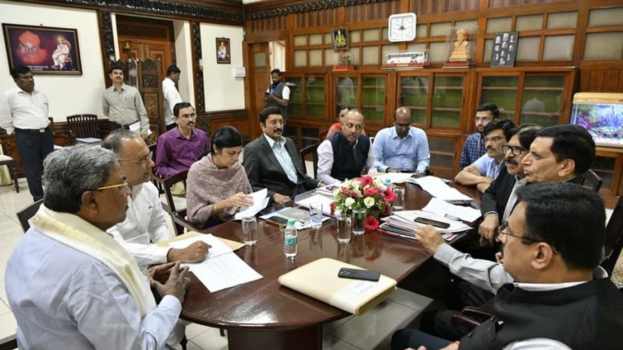 ಸರ್ಕಾರಿ ಆಸ್ಪತ್ರೆಗಳಲ್ಲಿ ತಜ್ಞ ವೈದ್ಯರ ಕೊರತೆ: 1.25 ಲಕ್ಷ ರು. ಸಂಬಳ ನೀಡಿದರೂ ಡಾಕ್ಟರ್ ಸಿಗುತ್ತಿಲ್ಲ! ಸರ್ಕಾರಿ ಆಸ್ಪತ್ರೆಗಳಲ್ಲಿ ತಜ್ಞ ವೈದ್ಯರ ಕೊರತೆ: 1.25 ಲಕ್ಷ ರು. ಸಂಬಳ ನೀಡಿದರೂ ಡಾಕ್ಟರ್ ಸಿಗುತ್ತಿಲ್ಲ!