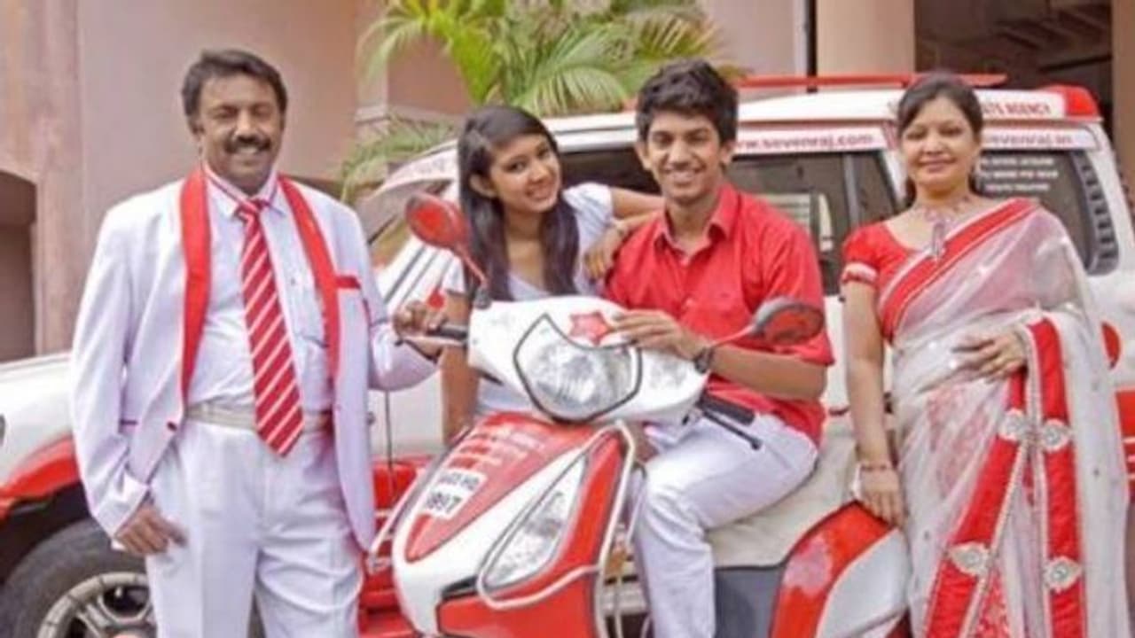 ഒരു റെഡ് ആൻഡ് വൈറ്റ് കുടുംബം; വീട് മുതൽ വസ്ത്രങ്ങൾ വരെ സകലതും വെള്ളയും ചുവപ്പും