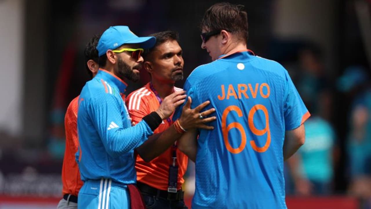 వీడు మళ్లొచ్చాడా... ఇండియా ఆస్ట్రేలియా వరల్డ్ కప్ మ్యాచ్లో ప్రత్యేక్షమైన జార్వో... వీడు మళ్లొచ్చాడా... ఇండియా ఆస్ట్రేలియా వరల్డ్ కప్ మ్యాచ్లో ప్రత్యేక్షమైన జార్వో...