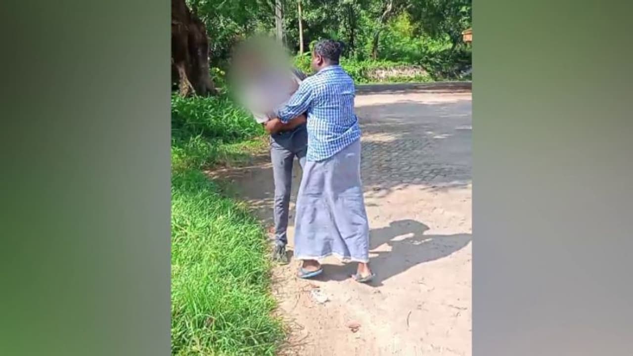 കാറിൽ കയറിയെന്ന് ആരോപിച്ച് 17കാരനായ വിദ്യാർത്ഥിയെ വഴിയിൽ തടഞ്ഞ് നിർത്തി മർദ്ദിച്ചു, ദൃശ്യങ്ങൾ പുറത്ത് കാറിൽ കയറിയെന്ന് ആരോപിച്ച് 17കാരനായ വിദ്യാർത്ഥിയെ വഴിയിൽ തടഞ്ഞ് നിർത്തി മർദ്ദിച്ചു, ദൃശ്യങ്ങൾ പുറത്ത്