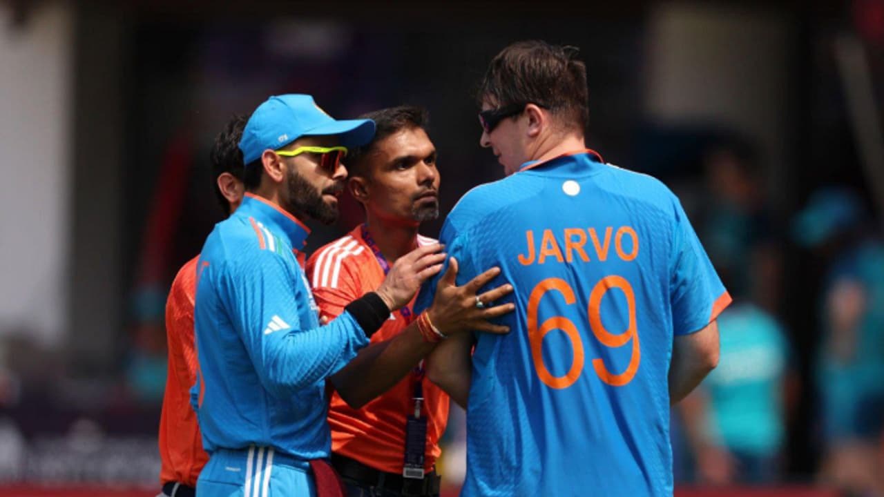 ಮೈದಾನಕ್ಕೆ ನುಗ್ಗಿದ ಜಾರ್ವೋಗೆ ಸಾಂತ್ವನ ಹೇಳಿ ಹೊರಕಳುಹಿಸಿದ ಕೊಹ್ಲಿ, ಐಸಿಸಿಯಿಂದ ಬಿತ್ತು ಬರೆ! ಮೈದಾನಕ್ಕೆ ನುಗ್ಗಿದ ಜಾರ್ವೋಗೆ ಸಾಂತ್ವನ ಹೇಳಿ ಹೊರಕಳುಹಿಸಿದ ಕೊಹ್ಲಿ, ಐಸಿಸಿಯಿಂದ ಬಿತ್ತು ಬರೆ!