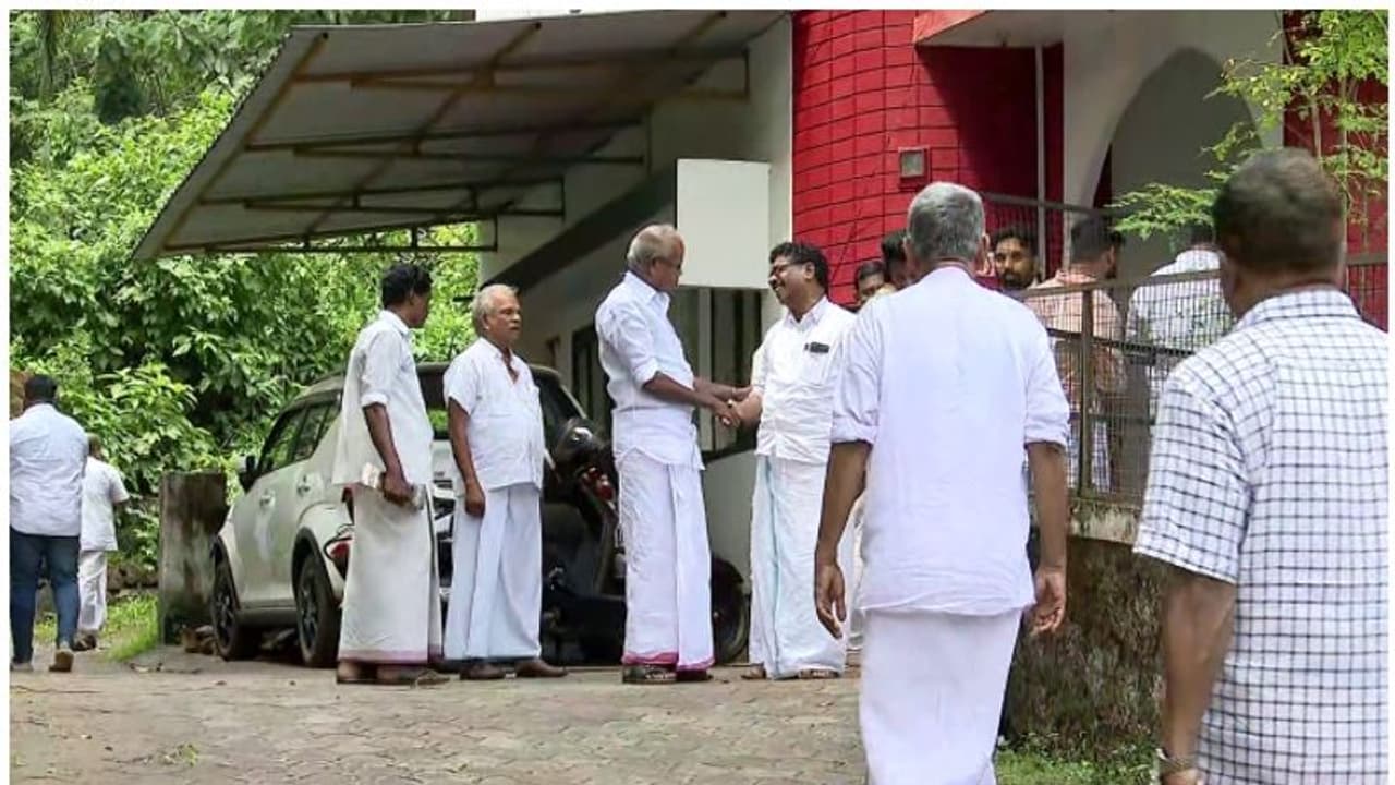 മലപ്പുറത്ത് കോൺഗ്രസ് എ ഗ്രൂപ്പ് നേതാക്കളുടെ രഹസ്യ യോഗം, നേതൃത്വം നല്കിയത് ആര്യാടന് ഷൗക്കത്ത് മലപ്പുറത്ത് കോൺഗ്രസ് എ ഗ്രൂപ്പ് നേതാക്കളുടെ രഹസ്യ യോഗം, നേതൃത്വം നല്കിയത് ആര്യാടന് ഷൗക്കത്ത്