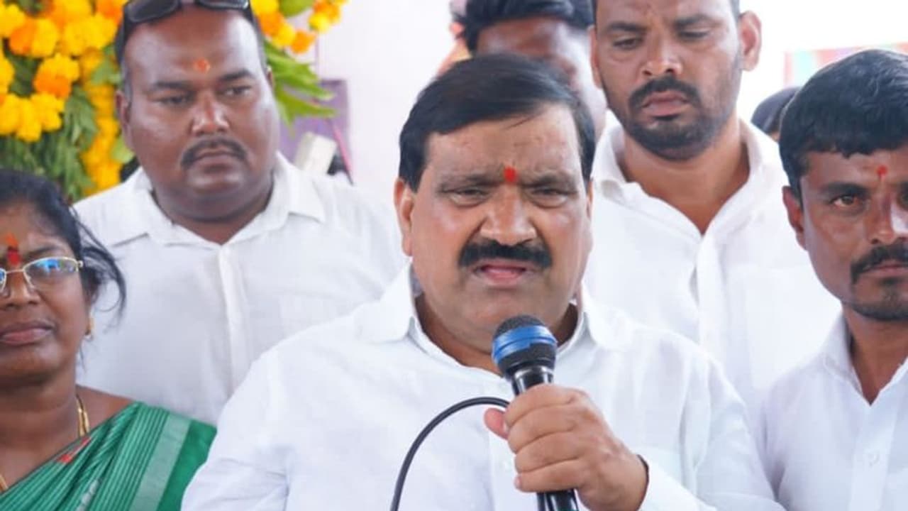 వేదికపై రోహిత్ రెడ్డి .. రేవంత్ రెడ్డిని గెలిపించాలన్న మంత్రి మహేందర్ రెడ్డి .. అవాక్కైన బీఆర్ఎస్ నేతలు 